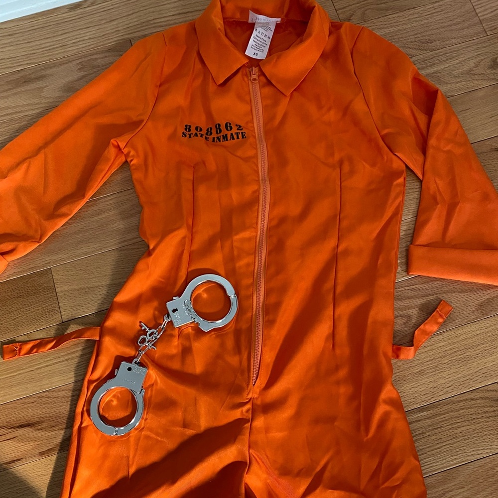 Women’s inmate (w/handcuffs) Halloween costume